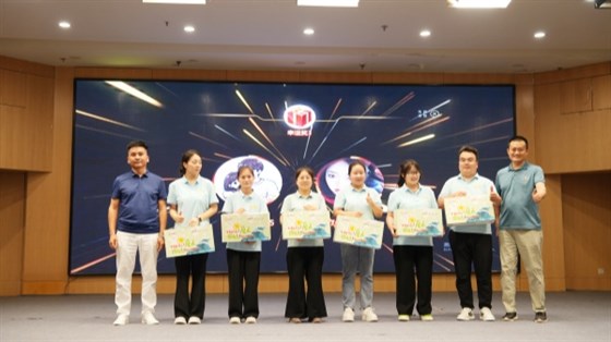 现场抽奖获奖的小伙伴们上台领奖