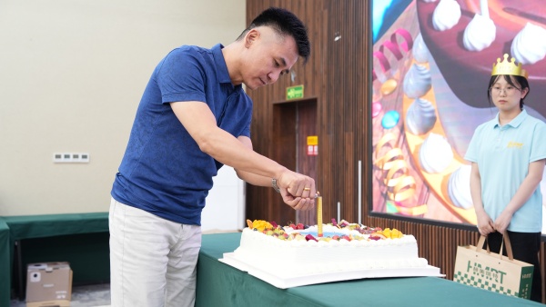 易视界温馨的集体生日