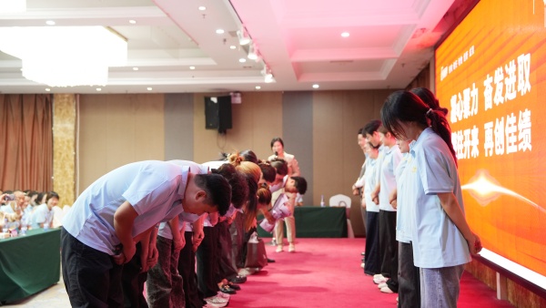 易视界2025年8月嘉奖会暨9月启动大会精彩图集