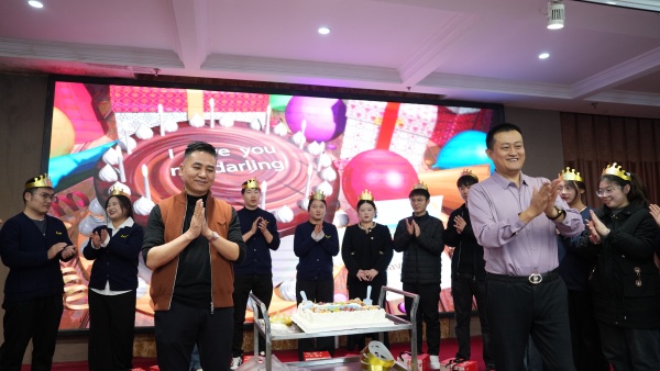 易视界温馨的集体生日