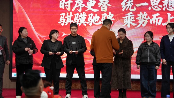 易视界12月份表现优秀的伙伴上台领取奖金