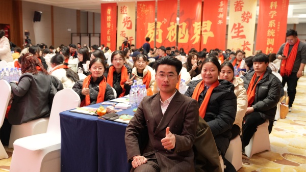 易视界2025骏马追光共赴新程年会盛典精彩瞬间