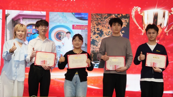 易视界2026年3月技术标杆奖获得者上台领奖