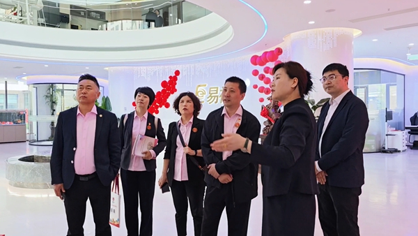 爱心同行 共赴光明 &mdash;&mdash; 春化雨党支部领导莅临易视界参观考察