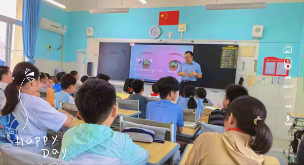 深耕科学护眼 赋能光明未来&mdash;&mdash;易视界视力健康讲座走进经开外国语学校