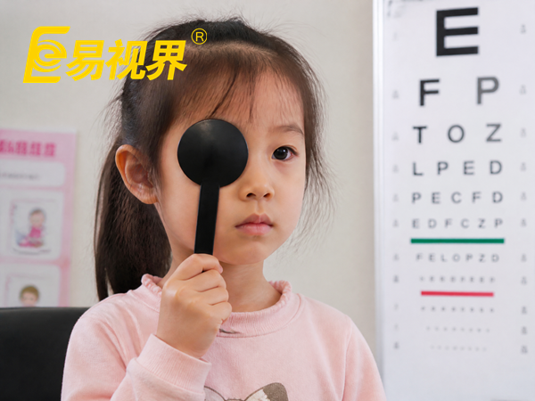 小孩弱视是怎么造成的 易视界视光中心