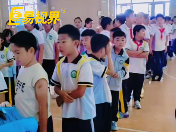 易视界走进九台实验校区开展公益视力筛查，守护少年光明未来