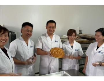 易视界中秋献礼:匠心定制专属月饼,致敬全国易家人